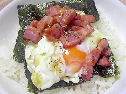 ベーコンと揚げ卵の丼